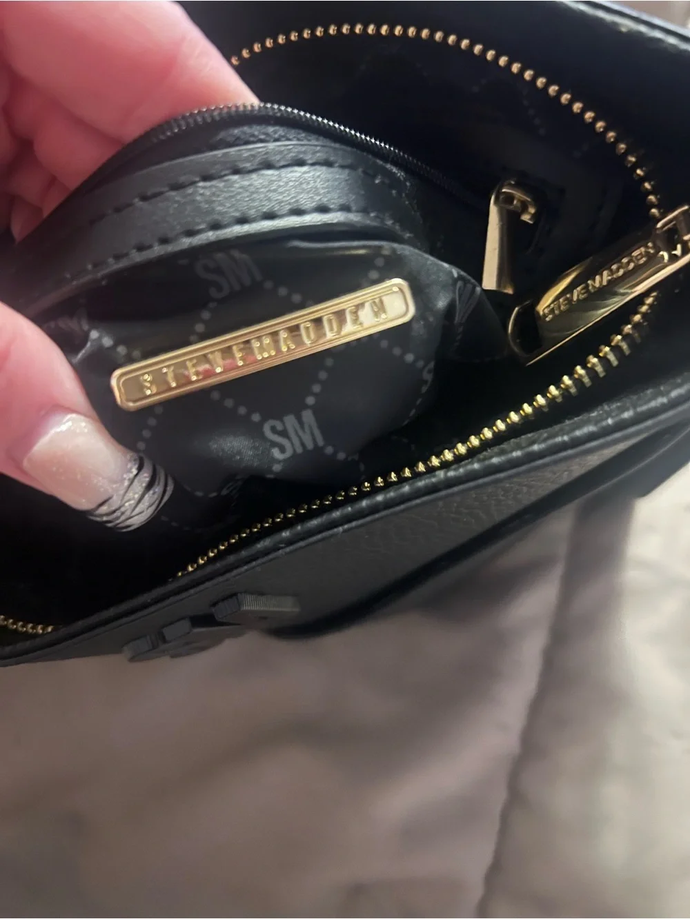 Steve Madden Black Pebbled Crossbody with Card Holder